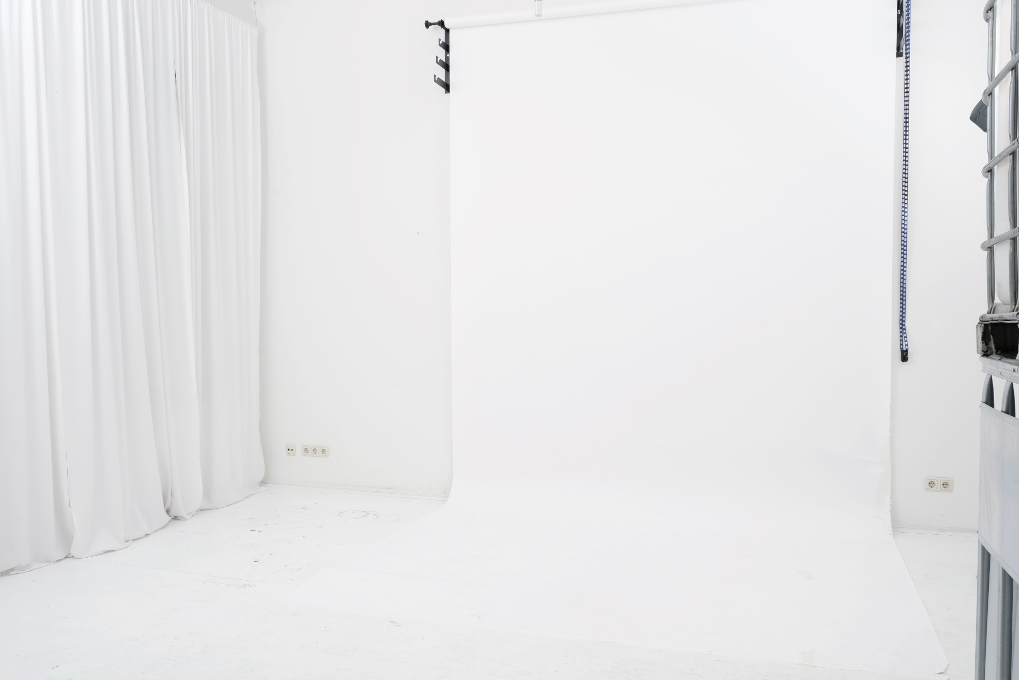 Wide view of Studio Blanc and its shooting area